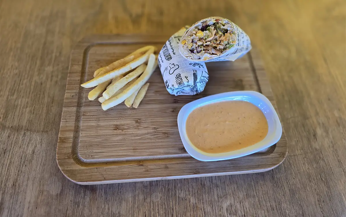 Fethiye MiaBurrito'da ahşap tepside servis edilen, yanında patates kızartması ve özel sosu ile birlikte tavuklu burrito.