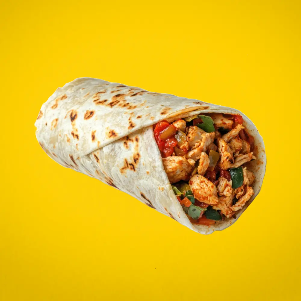 MiaBurrito'nun imza lezzetlerinden Tavuk Burrito; içi baharatlı tavuk, pilav ve taze sebzelerle dolu, Fethiye'de servis ediliyor.