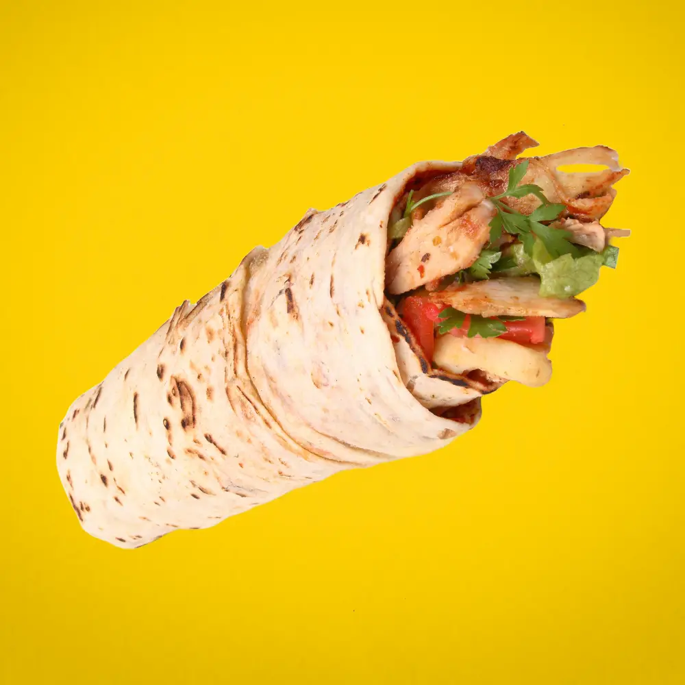 MiaBurrito'nun klasik tavuk döner dürümü, domates ve marul ile hazırlanmış, Fethiye.