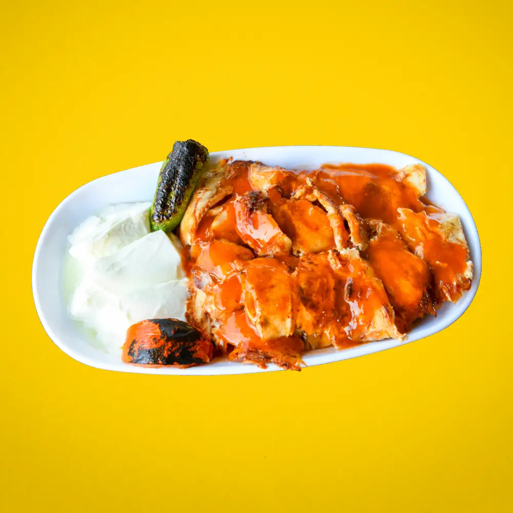 Fethiye MiaBurrito'nun özel tereyağlı sos ve süzme yoğurt ile servis edilen porsiyon tavuk İskender yemeği.