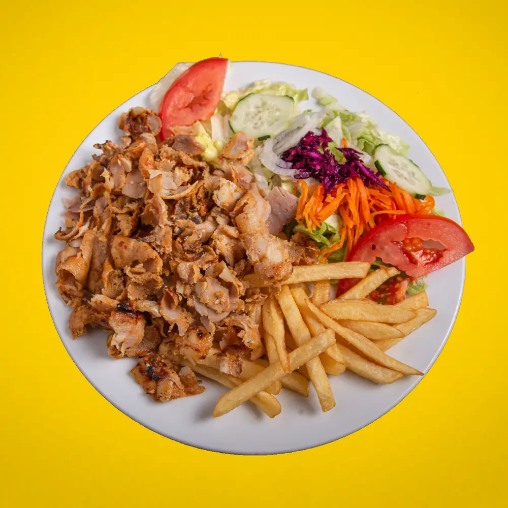 MiaBurrito'nun porsiyon olarak servis edilen tavuk döner tabağı; yanında patates cipsi ve salata ile, Fethiye.