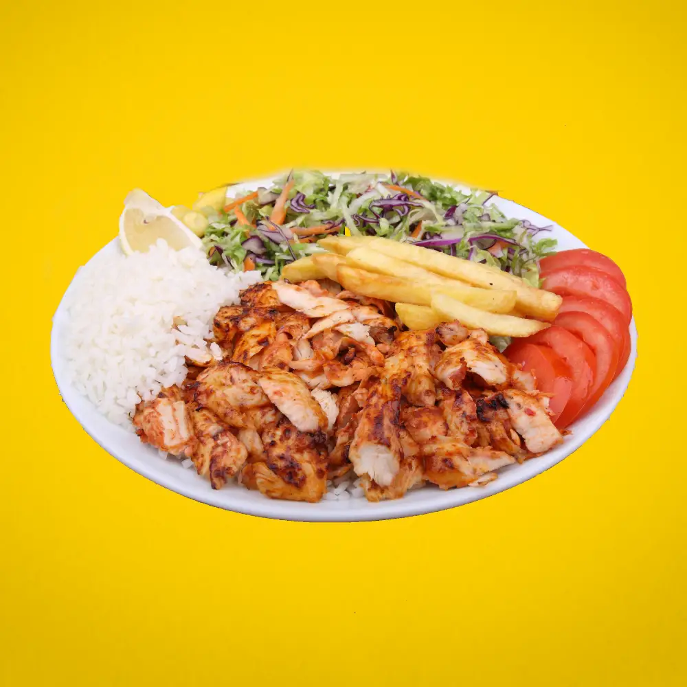 MiaBurrito'nun pirinç pilavı üzerinde servis edilen, yanında patates ve salata olan Tavuk Döner porsiyonu.