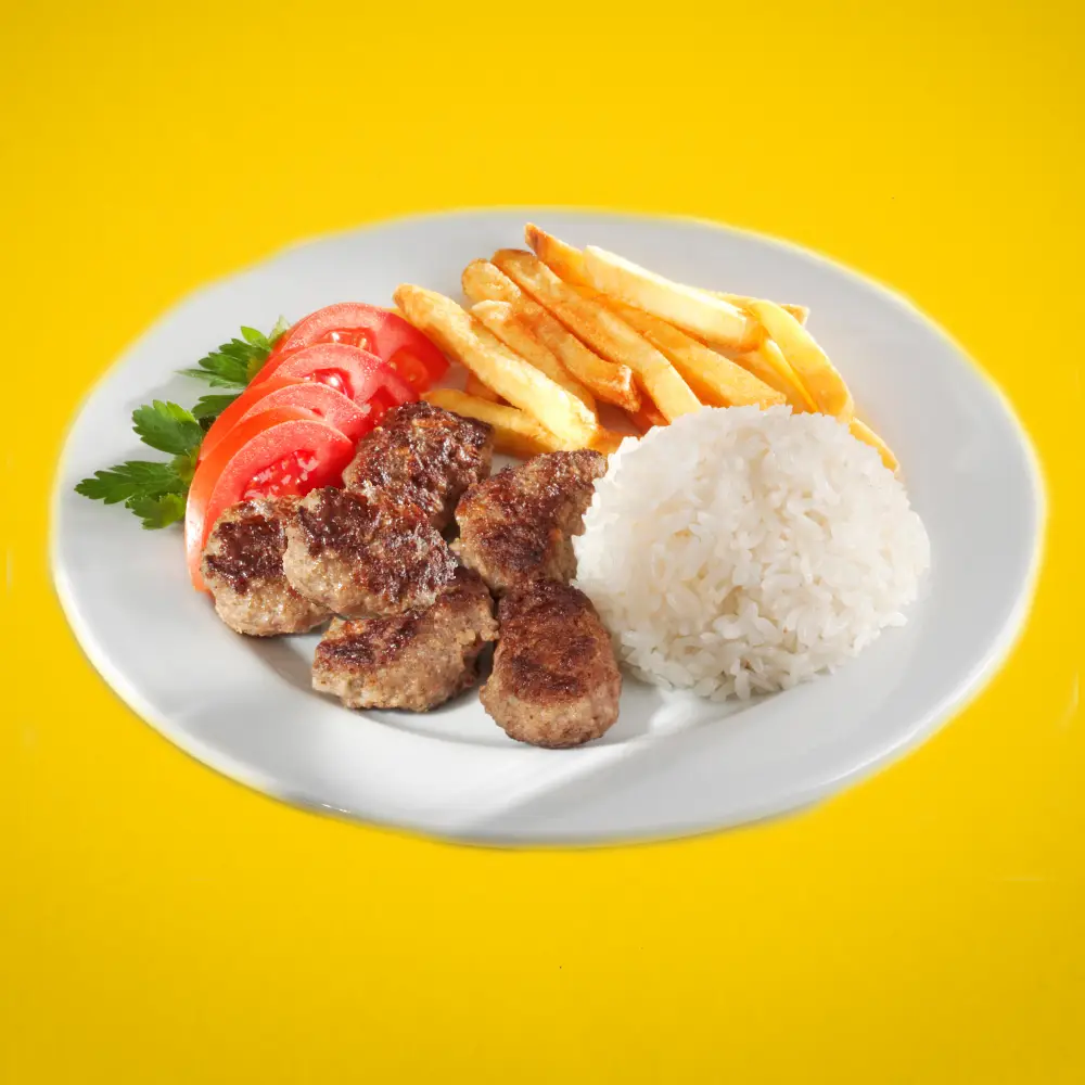 MiaBurrito'nun porsiyon köfte tabağı; ızgara dana köfte, pirinç pilavı ve patates cipsi ile birlikte, Fethiye.