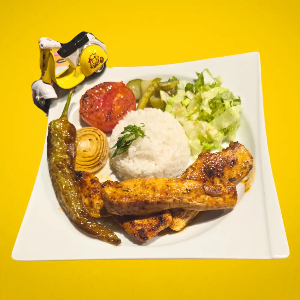 MiaBurrito'nun ızgara tavuk porsiyon tabağı; pirinç pilavı, patates cipsi ve salata ile birlikte, Fethiye.