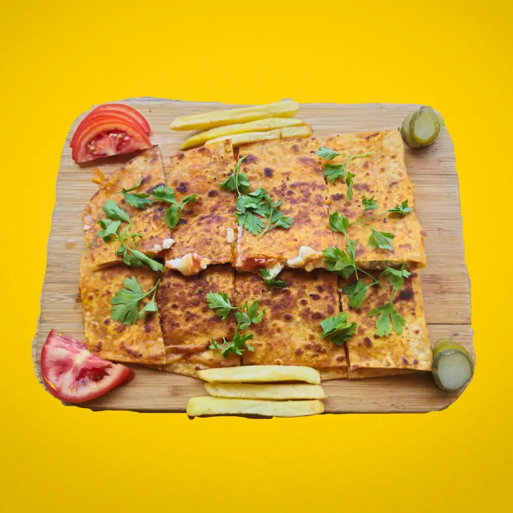 MiaBurrito'nun özel spesiyali: Mia sos ve kaşar peyniri ile hazırlanan Mia Special Tavuk tabağı, Fethiye.