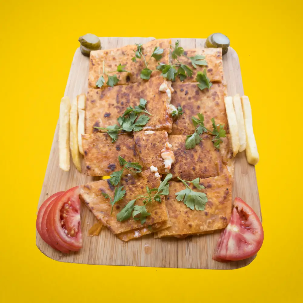 MiaBurrito'nun imza lezzetlerinden Tavuk Burrito; içi baharatlı tavuk, pilav ve taze sebzelerle dolu, Fethiye'de servis ediliyor.